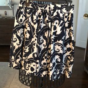 Super cute black and white dress with pockets.
